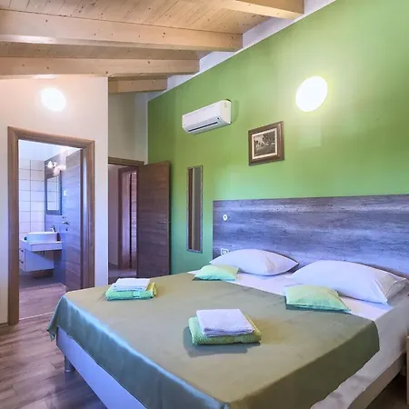 Amber Comfortable Holiday Villa Barban